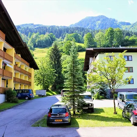 Green Wall Apartment Kaprun アパート
