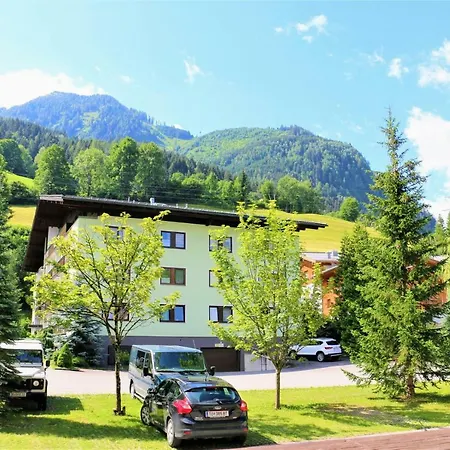 Green Wall Apartment Kaprun アパート カプルーン
