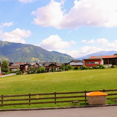 Green Wall Apartment Kaprun アパート *